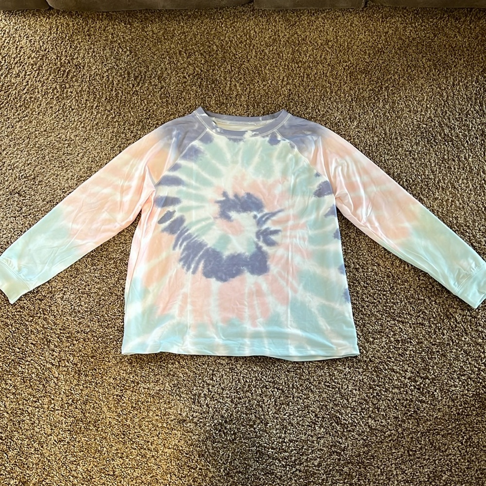 Women’s long sleeve tie dye shirt.